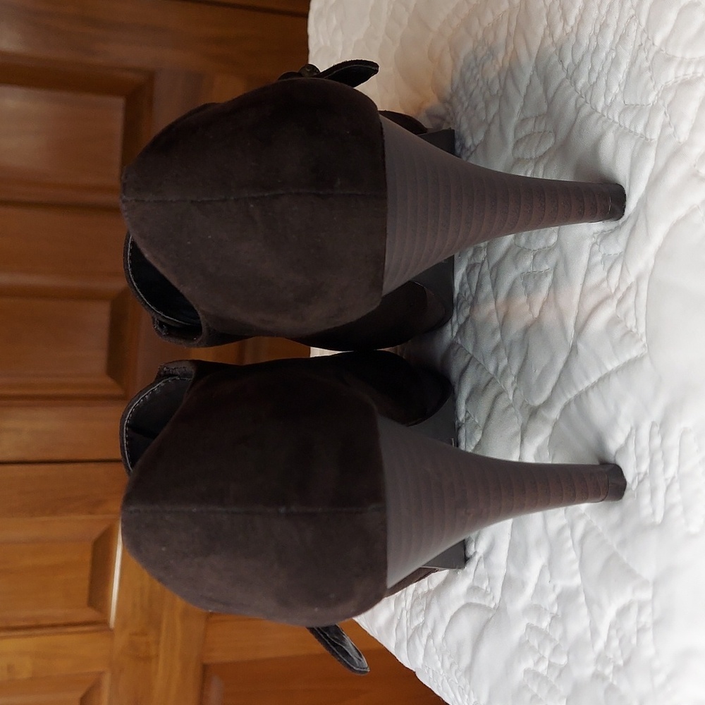 * Cato Chocolate Brown Suede Ankle Booties, Bold Gold Buckle, Size 8, Like New - Picture 5 of 9